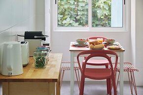 Spacious & Light Filled 4Br Apartment By Timecoler