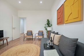 Spacious & Light Filled 4Br Apartment By Timecoler