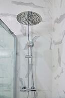 Spacious & Light Filled 4Br Apartment By Timecoler