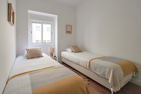 Spacious & Light Filled 4Br Apartment By Timecoler