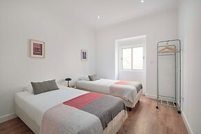 Spacious & Light Filled 4Br Apartment By Timecoler