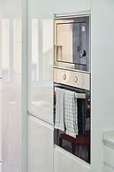 Spacious & Light Filled 4Br Apartment By Timecoler