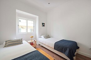 Spacious & Light Filled 4Br Apartment By Timecoler