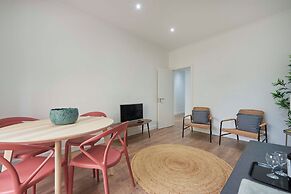 Spacious & Light Filled 4Br Apartment By Timecoler