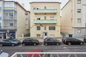 Spacious & Light Filled 4Br Apartment By Timecoler