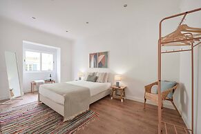 Spacious & Light Filled 4Br Apartment By Timecoler