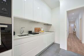 Spacious & Light Filled 4Br Apartment By Timecoler