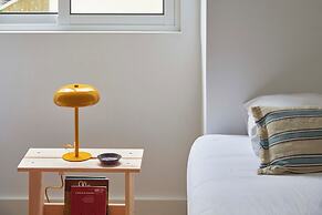 Spacious & Light Filled 4Br Apartment By Timecoler