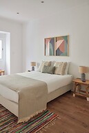 Spacious & Light Filled 4Br Apartment By Timecoler