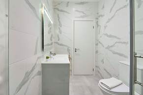 Spacious & Light Filled 4Br Apartment By Timecoler