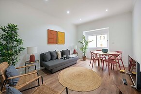 Spacious & Light Filled 4Br Apartment By Timecoler
