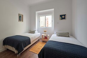Spacious & Light Filled 4Br Apartment By Timecoler