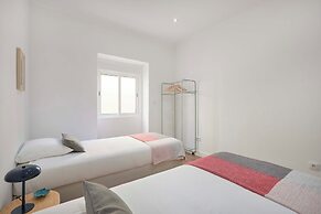 Spacious & Light Filled 4Br Apartment By Timecoler