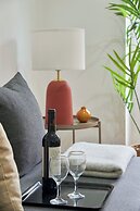 Spacious & Light Filled 4Br Apartment By Timecoler