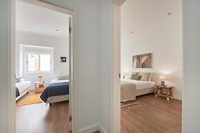 Spacious & Light Filled 4Br Apartment By Timecoler