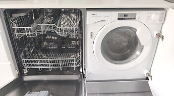 Spacious & Light Filled 4Br Apartment By Timecoler