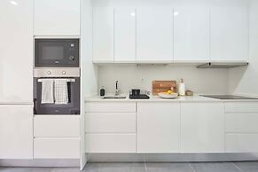 Spacious & Light Filled 4Br Apartment By Timecoler