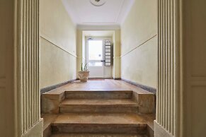 Spacious & Light Filled 4Br Apartment By Timecoler