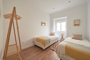 Spacious & Light Filled 4Br Apartment By Timecoler