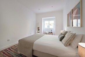 Spacious & Light Filled 4Br Apartment By Timecoler