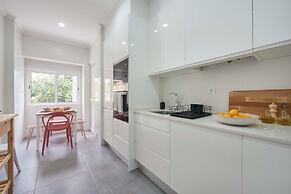 Spacious & Light Filled 4Br Apartment By Timecoler