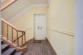 Spacious & Light Filled 4Br Apartment By Timecoler