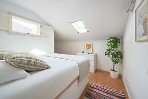 Bright Apt W Balcony, Ac, Parking, By Timecooler