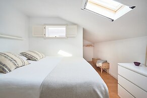 Bright Apt W Balcony, Ac, Parking, By Timecooler