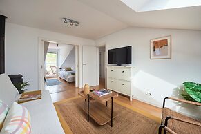 Bright Apt W Balcony, Ac, Parking, By Timecooler