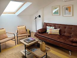 Bright Apt W Balcony, Ac, Parking, By Timecooler