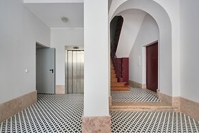 Bright Apt W Balcony, Ac, Parking, By Timecooler