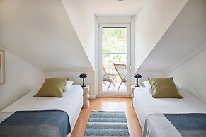 Bright Apt W Balcony, Ac, Parking, By Timecooler