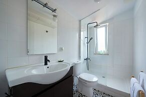 Bright Apt W Balcony, Ac, Parking, By Timecooler