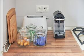Bright Apt W Balcony, Ac, Parking, By Timecooler