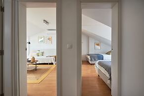 Bright Apt W Balcony, Ac, Parking, By Timecooler