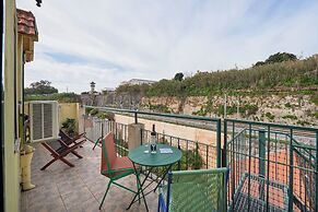Bright Apt W Balcony, Ac, Parking, By Timecooler