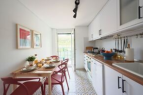 Bright Apt W Balcony, Ac, Parking, By Timecooler