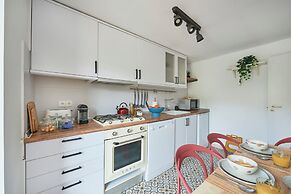 Bright Apt W Balcony, Ac, Parking, By Timecooler