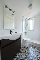 Bright Apt W Balcony, Ac, Parking, By Timecooler