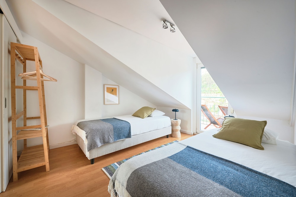 Bright Apt W Balcony, Ac, Parking, By Timecooler