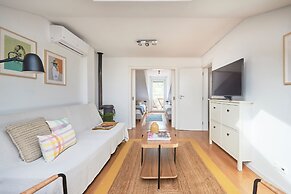 Bright Apt W Balcony, Ac, Parking, By Timecooler