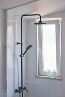 Bright Apt W Balcony, Ac, Parking, By Timecooler
