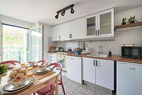 Bright Apt W Balcony, Ac, Parking, By Timecooler