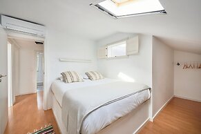 Bright Apt W Balcony, Ac, Parking, By Timecooler