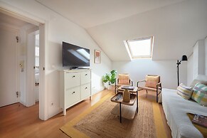 Bright Apt W Balcony, Ac, Parking, By Timecooler