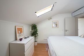 Bright Apt W Balcony, Ac, Parking, By Timecooler