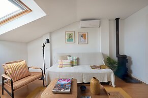 Bright Apt W Balcony, Ac, Parking, By Timecooler