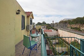 Bright Apt W Balcony, Ac, Parking, By Timecooler