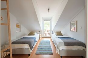 Bright Apt W Balcony, Ac, Parking, By Timecooler