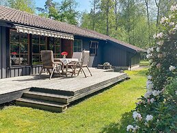 Charming Lakeside Cottage Getaway